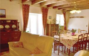 Maisons de vacances Beautiful Home In Clohars Carnoet : photos des chambres