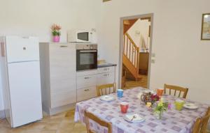 Maisons de vacances Beautiful Home In Clohars Carnoet : photos des chambres