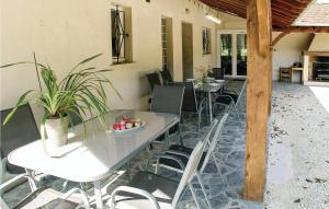 Maisons de vacances Lovely Home In Eyliac With Wifi : photos des chambres