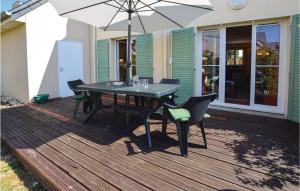 Maisons de vacances Awesome home in Port-en-Bessin-Huppain with 4 Bedrooms and WiFi : photos des chambres