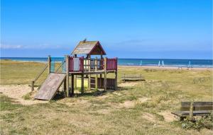 Maisons de vacances Awesome Home In Port-en-bessin-huppain With 4 Bedrooms And Wifi : photos des chambres