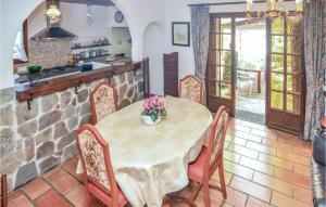 Maisons de vacances Nice Home In Les Vans With 3 Bedrooms, Heated Swimming Pool And Wifi : photos des chambres