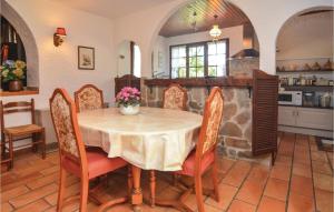 Maisons de vacances Nice Home In Les Vans With 3 Bedrooms, Heated Swimming Pool And Wifi : photos des chambres