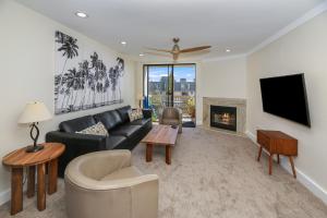 C300 Mid-Century Palm Paradise