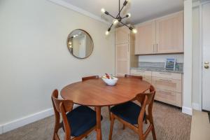 C300 Mid-Century Palm Paradise