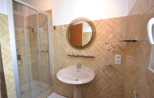 Maisons de vacances Lovely Home In Caromb With Wifi : photos des chambres