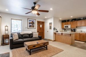 Hidden Valley Village #103 nicely updated 1 bedroom 1 bathroom condo short 10 min walk from Village
