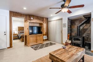 Hidden Valley Village #103 nicely updated 1 bedroom 1 bathroom condo short 10 min walk from Village