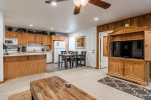 Hidden Valley Village #103 nicely updated 1 bedroom 1 bathroom condo short 10 min walk from Village