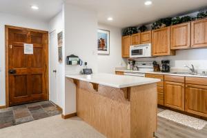 Hidden Valley Village #103 nicely updated 1 bedroom 1 bathroom condo short 10 min walk from Village