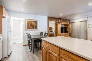 Hidden Valley Village #103 nicely updated 1 bedroom 1 bathroom condo short 10 min walk from Village