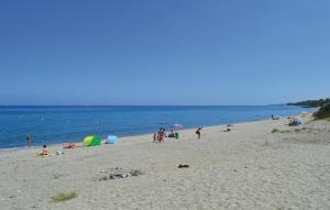 Maisons de vacances 3 Bedroom Awesome Home In Moriani Plage : photos des chambres