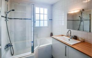 Maisons de vacances 3 Bedroom Nice Home In Clohars-Carnoet : photos des chambres