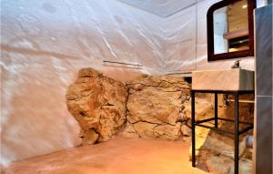 Maisons de vacances Awesome Home In Mjannes-le-clap With Outdoor Swimming Pool : photos des chambres