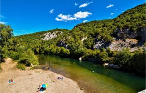 Maisons de vacances Awesome Home In Mjannes-le-clap With Outdoor Swimming Pool : photos des chambres