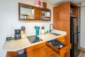 Gorgeous One Bedroom Bamboo Blocks from the Beach