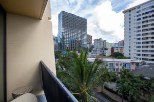 Gorgeous One Bedroom Bamboo Blocks from the Beach