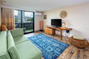 Gorgeous One Bedroom Bamboo Blocks from the Beach