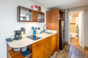 Gorgeous One Bedroom Bamboo Blocks from the Beach