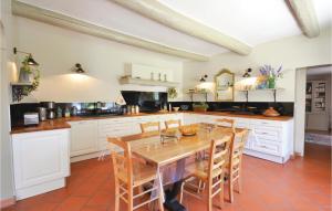 Maisons de vacances Stunning home in S,Quentin-La-Poterie with 4 Bedrooms, WiFi and Outdoor swimming pool : photos des chambres