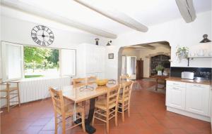 Maisons de vacances Stunning home in S,Quentin-La-Poterie with 4 Bedrooms, WiFi and Outdoor swimming pool : photos des chambres