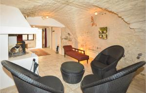 Maisons de vacances Amazing home in Aiguze with 4 Bedrooms and WiFi : photos des chambres