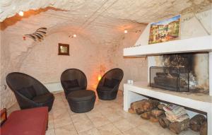 Maisons de vacances Amazing home in Aiguze with 4 Bedrooms and WiFi : photos des chambres