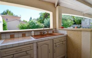 Maisons de vacances Awesome home in St-Saturnin-les-Avigno with WiFi and Outdoor swimming pool : photos des chambres