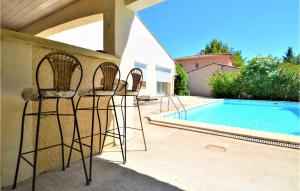 Maisons de vacances Awesome home in St-Saturnin-les-Avigno with WiFi and Outdoor swimming pool : photos des chambres