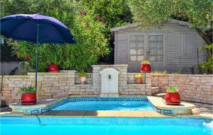 Maisons de vacances Awesome home in St-Saturnin-les-Avigno with WiFi and Outdoor swimming pool : photos des chambres