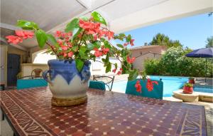 Maisons de vacances Awesome home in St-Saturnin-les-Avigno with WiFi and Outdoor swimming pool : photos des chambres