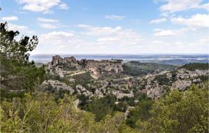 Maisons de vacances Awesome home in St-Saturnin-les-Avigno with WiFi and Outdoor swimming pool : photos des chambres