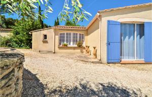 Maisons de vacances Awesome home in St-Saturnin-les-Avigno with WiFi and Outdoor swimming pool : photos des chambres