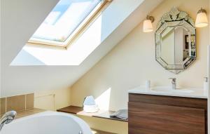 Appartements 4 Bedroom Awesome Apartment In Barneville-carteret : photos des chambres