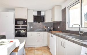 Appartements Nice apartment in Vinassan with 1 Bedrooms and WiFi : photos des chambres