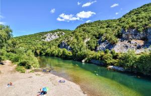 Maisons de vacances Stunning Home In Pouzilhac With 7 Bedrooms, Wifi And Outdoor Swimming Pool : photos des chambres