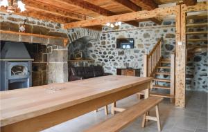 Maisons de vacances Three-Bedroom Holiday Home in Cheylade : photos des chambres