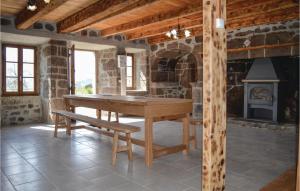 Maisons de vacances Three-Bedroom Holiday Home in Cheylade : photos des chambres
