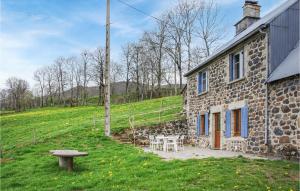 Maisons de vacances Three-Bedroom Holiday Home in Cheylade : photos des chambres