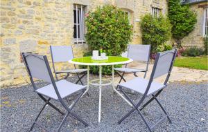 Maisons de vacances Nice home in St, Germain du Pert with 2 Bedrooms, WiFi and Indoor swimming pool : photos des chambres