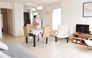 Appartements Amazing apartment in Hauteville-Sur-Mer with 2 Bedrooms and WiFi : photos des chambres