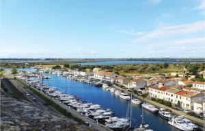 Maisons de vacances Awesome Home In Arles : photos des chambres