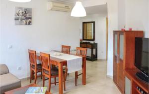 2 Bedroom Lovely Apartment In Roldan