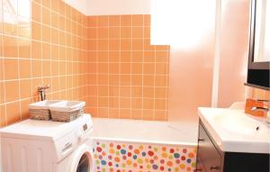 Maisons de vacances Cozy Home In Auxais With Kitchen : photos des chambres