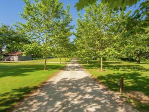 Maisons de vacances Holiday Home in Oradour sur Vayres with Private Terrace : photos des chambres