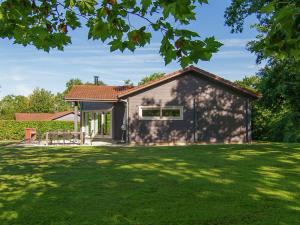 Maisons de vacances Holiday Home in Oradour sur Vayres with Private Terrace : photos des chambres