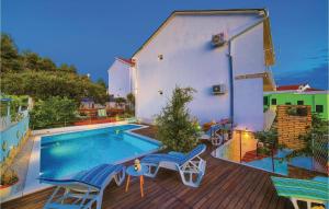 Two-Bedroom Apartment With Sea View In Okrug Gornji