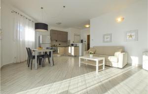 2 Bedroom Cozy Apartment In Moneglia