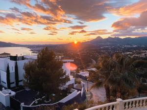 Villa Aleandra con Maravillosas Vistas al mar!