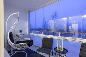 Modern design wbalcony, free parking,WiFi & AC